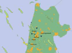 Aardbevingen in noordwest Nederland in 2013. Gele cirkels zijn aardbevingen; gasvelden lichtgroen. Blauwe driehoeken zijn boorgat seismometers; vierkanten versnellingsmeters. Bron: KNMI