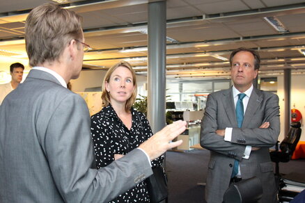Alexander Pechtold en Steintje van Veldhoven in de KNMI-weerkamer. Foto: KNMI/Patricia van der Kooij