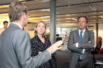 Alexander Pechtold en Steintje van Veldhoven in de KNMI-weerkamer. Foto: KNMI/Patricia van der Kooij