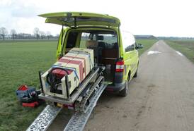 De wolkenhoogtemeters worden met een rupsvoertuig naar het weerstation vervoerd (©KNMI)