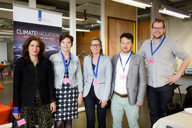 De jury bestaande uit Asmae Belhirch (gemeente Rotterdam), Myriam van Rooij (KNMI), Claudia de Andrade (RWS), Martijn van Veelen (ASML) en John Tillema (Tweetonig). ©KNMI