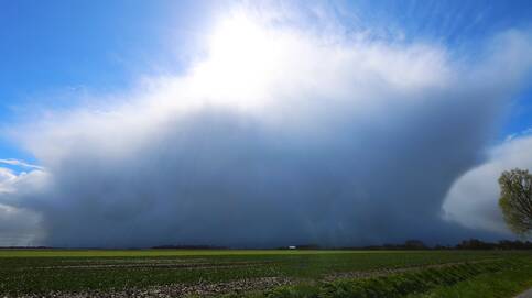 De opvallend donkerblauwe kleur tussen de buienwolken hangt samen met de schone en op grote hoogte droge lucht afkomstig uit het poolgebied. ©Jannes Wiersema