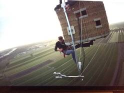 Het was een hele toer om de sonische windmeter tijdens de ballonvaart goed af te regelen ©KNMI