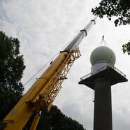 Installatie van de radar en de beschermende radome op de toren in Herwijnen foto: Kees Lemcke ©KNMI