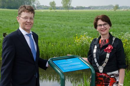 Officiële opening van de KNMI-neerslagradar in Herwijnen door Loes van Ruijven-Van Leeuwen (burgemeester gemeente Lingewaal) en Gerard van der Steenhoven (hoofddirecteur KNMI) ©Kees Lemcke