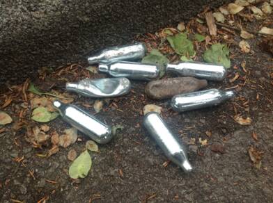 Lege lachgaspatronen.  Het klimaateffect van het lachgas uit één patroon is ongeveer even groot als dat van de kooldioxide die vrijkomt bij de verbranding van 1 liter benzine. Foto: P. Siegmund. 