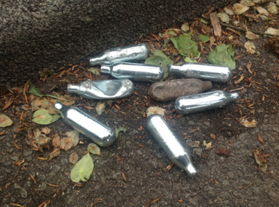 Lege lachgaspatronen.  Het klimaateffect van het lachgas uit één patroon is ongeveer even groot als dat van de kooldioxide die vrijkomt bij de verbranding van 1 liter benzine. Foto: P. Siegmund. 