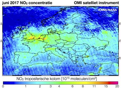 Hoge waarden voor de gemeten maandgemiddelde hoeveelheid stikstofdioxide (NO2) in de warme zomermaand juni 2017 in de omgeving van Nederland. NO2 is een belangrijke component van de luchtverontreiniging in Nederland. Bron: OMI satellietwaarnemingen, KNMI.