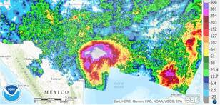 Totale regenval (in mm) tot en met 29 augustus van de orkaan Harvey. In Texas is plaatselijk ruim 1300 mm gevallen © NOAA/ESRI