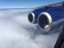 Uitzicht op de wolkenlaag boven de Zuid-Atlantische Oceaan vanuit het BA-146 onderzoeksvliegtuig, met voor de twee motoren de wolkensensor.