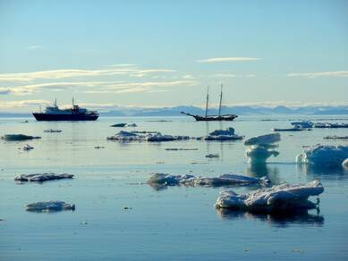 Scheepvaart tussen zee-ijsschotsen nabij Spitsbergen (foto: R. Bintanja).