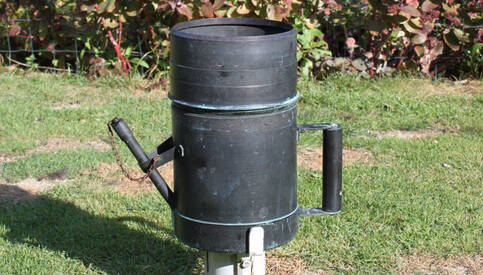 foto van een neerslagmeter waarmee de waarnemers de hoeveelheid regen meten