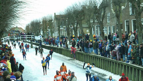 schaatsers en toeschouwers tijdens de laatste elfstedentocht in 1997