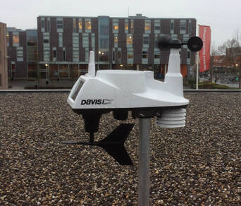 Figuur 2: Het meetstation van het Herbert Visserscollege te Nieuw-Vennep. De school draagt hiermee bij aan het samen meten in het kader van WOW-NL (wow.knmi.nl)