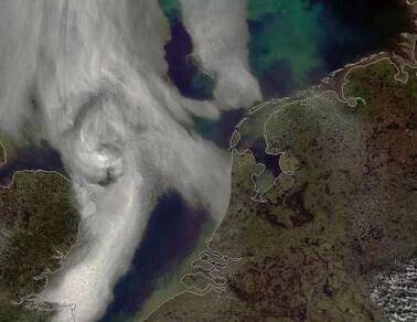 Figuur 2. Satellietbeeld van zeevlam 20 mei 2018 13:10 bij noordwestkust. Bron: Dundee University.