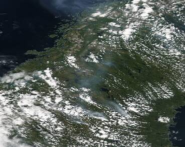 satellietbeeld met rookpluimen bosbranden zweden
