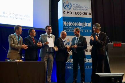 Iwan Holleman neemt de Väisälä Award in ontvangst