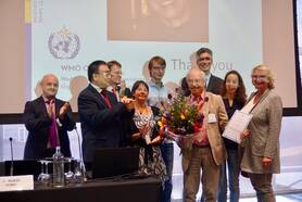 Jitze van der Meulen ontvangt certificaat uit handen van CIMO-directeur Bertrand Calpini in het bij zijn van familie en collega's