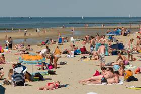 Veel mensen op het strand 