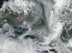 Satellietbeeld van 11 augustus van rook en bewolking in het noordpoolgebied.