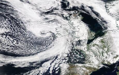 Figuur 2: Zichtbaar-licht composiet satellietfoto van stormdepressie Hannah op 26 april 2019. Bron: NASA Worldview.
