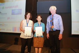 Foto van KNMI'er Ping Wang die de award in ontvangst neemt tijdens het Solar World Congres