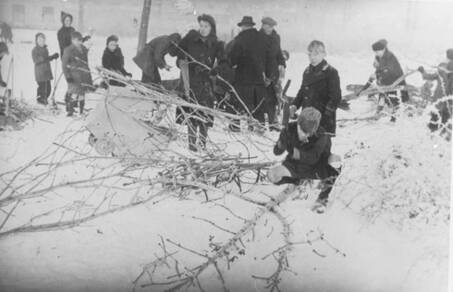 mensen in de sneeuw in de winter van 1944-1945