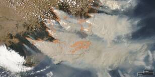Bosbrandrook op 4 januari 2020 boven zuidoost-Australië zoals waargenomen met de het MODIS satellietinstrument of de NASA Aqua satelliet. 