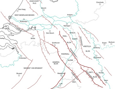 Kaart van de belangrijkste tektonische structuren in de ondergrond van zuidwestelijk Nederland, noordoostelijk België en het westen van Noordrijn-Westfalen. In het midden de Feldbissbreuk. 