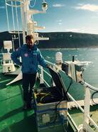 KNMI-onderzoeker verifieert de MAXDOAS-metingen tussen zee-ijsschotsen nabij het eiland Edgeøya (Spitsbergen) in 2015