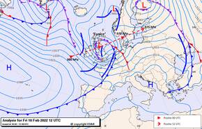 Weerkaart vrijdag 18 februari 2022 met de baan en kerndruk van storm Eunice.