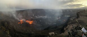 De krater van Kīlauea vulkaan met lava
