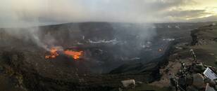 De krater van Kīlauea vulkaan met lava
