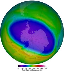 Figuur 2: Het ozongat boven de zuidpool op 1 oktober 2006 gemeten door OMI. Het ozongat in 2006 was het grootste tot nu toe gemeten, met een gemiddelde oppervlakte van 26 miljoen vierkante kilometer (ongeveer 625 keer de oppervlakte van Nederland). Bron: 