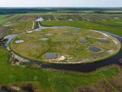 foto van Meerdere LOFAR antennevelden op de superterp, in de buurt van Exloo, Drenthe