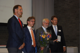 Brian Hoskins met de Buys Ballot Medaille met rechts Gerard van der Steenhoven en links Albert van den Berg (KNAW, TU Twente) en Henk Dijkstra (UU). foto KNMI, 2014 
