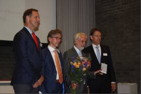 Brian Hoskins met de Buys Ballot Medaille met rechts Gerard van der Steenhoven en links Albert van den Berg (KNAW, TU Twente) en Henk Dijkstra (UU). foto KNMI, 2014 