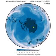 Animatie van de hoeveelheid waterdamp in de lucht op en rond Antarctica in blauwe tinten van 12 tot en met 24 maart 2022. Data: ECMWF