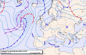 Kaart met de weersituatie op woensdag 6 november, om 13:00 Nederlandse tijd. Een grootschalig hogedrukgebied (H) boven Noordwest en centraal Europa zorgt voor windstil weer dat lang aanhoudt. 