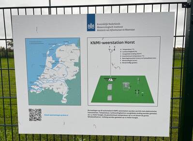 foto van het informatiebord bij automatisch weerstation Horst aan de Maas