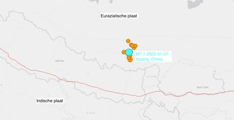Figuur 2: de locatie van de aardbeving en naschokken (oranje), met de plaatgrens (breuklijn) in rood (bron: USGS)
