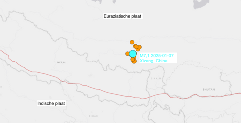 Figuur 2: de locatie van de aardbeving en naschokken (oranje), met de plaatgrens (breuklijn) in rood (bron: USGS)