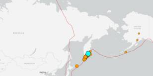 Figuur 2: de locatie van de aardbeving, plaatgrenzen zijn de rode lijnen. (Bron: USGS)