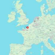Kaart met de locatie van de inslag in Normandië, Frankrijk (rode bol) en een selectie van meetstations die infrageluid gemeten hebben (witte driehoeken). Het traject van de asteroïde is aangegeven met de zwarte pijl. 