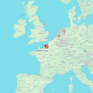 Kaart met de locatie van de inslag in Normandië, Frankrijk (rode bol) en een selectie van meetstations die infrageluid gemeten hebben (witte driehoeken). Het traject van de asteroïde is aangegeven met de zwarte pijl. 