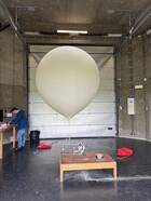 Ballon wordt gevuld met helium in de vulhut