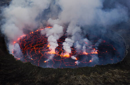 foto van het lavameer van de Nyiragongo vulkaan in Congo
