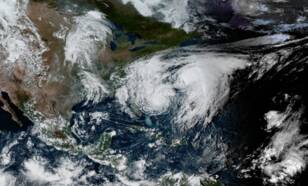 Satellietbeelden van orkanen Imelda en Humberto van 1 oktober 2025