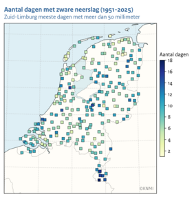 Kaart van Nederland met op de plaats van de KNMI-neerslagstations een gekleurd vierkantje met het aantal dagen met zware neerslag in de periode 1951-2025