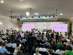 foto van heel veel mensen bij een persconferentie van een groep landen op de COP30.